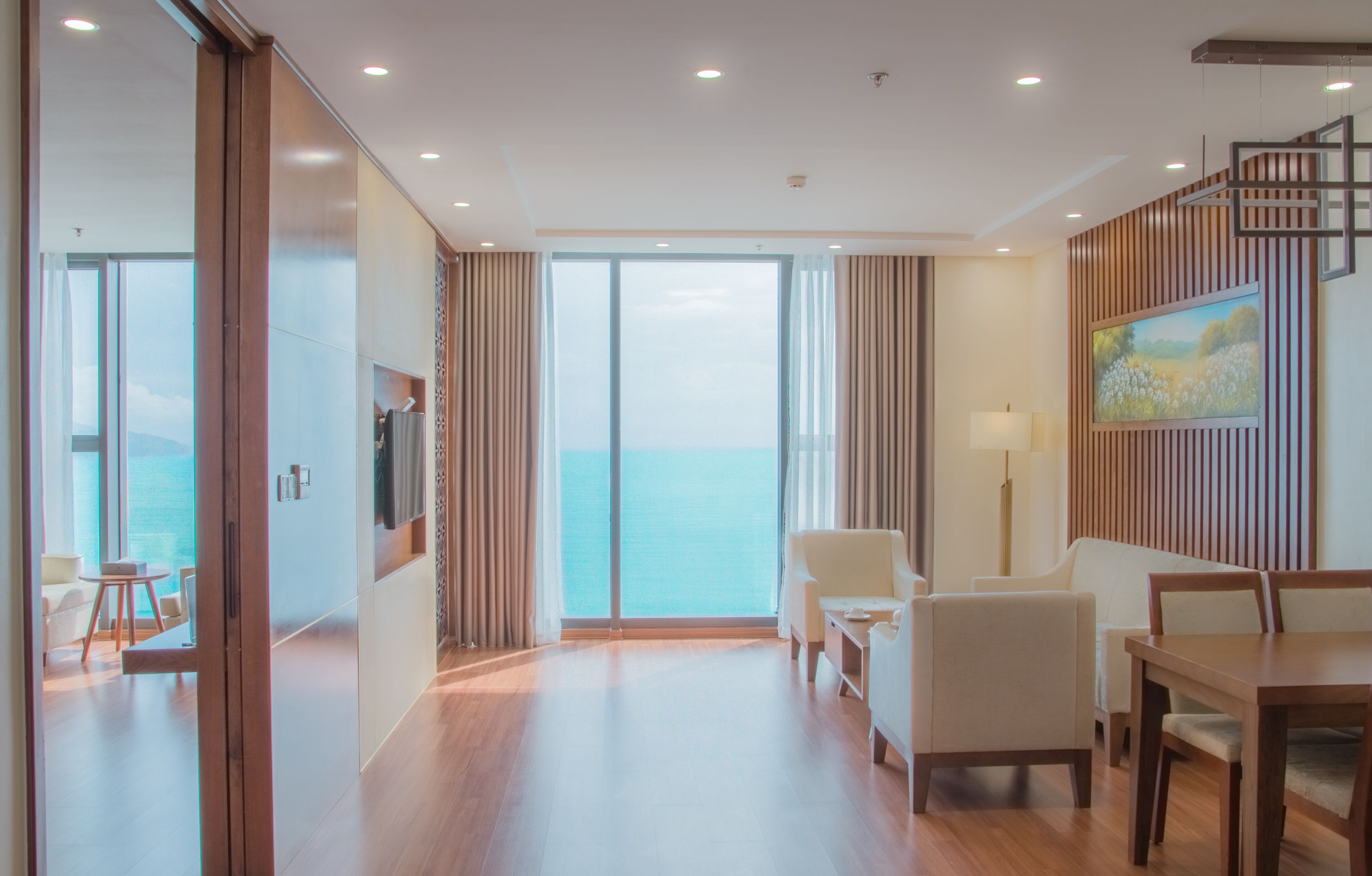 KHUYẾN MÃI LỚN CHÀO HÈ 2020 - XUA TAN NÓNG BỨC – TRỌN NIỀM VUI CÙNG KHÁCH SẠN DỊCH VỤ TIÊU CHUẨN 5 SAO Rosamia Da Nang Hotelkhách sạn biển 5 sao đẹp nhất Đà Nẵng