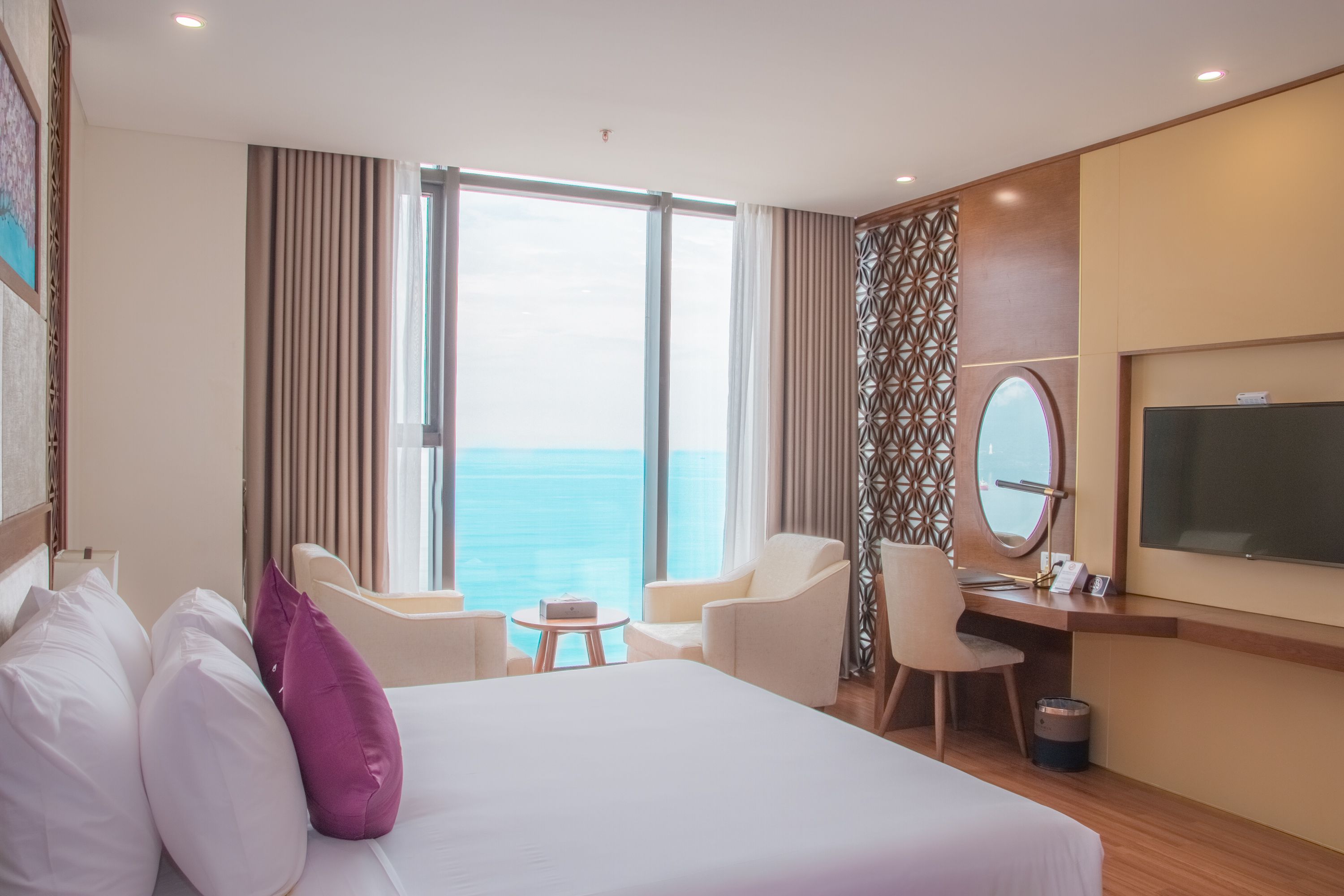 KHUYẾN MÃI LỚN CHÀO HÈ 2020 - XUA TAN NÓNG BỨC – TRỌN NIỀM VUI CÙNG KHÁCH SẠN DỊCH VỤ TIÊU CHUẨN 5 SAO Rosamia Da Nang Hotelkhách sạn biển 5 sao đẹp nhất Đà Nẵng